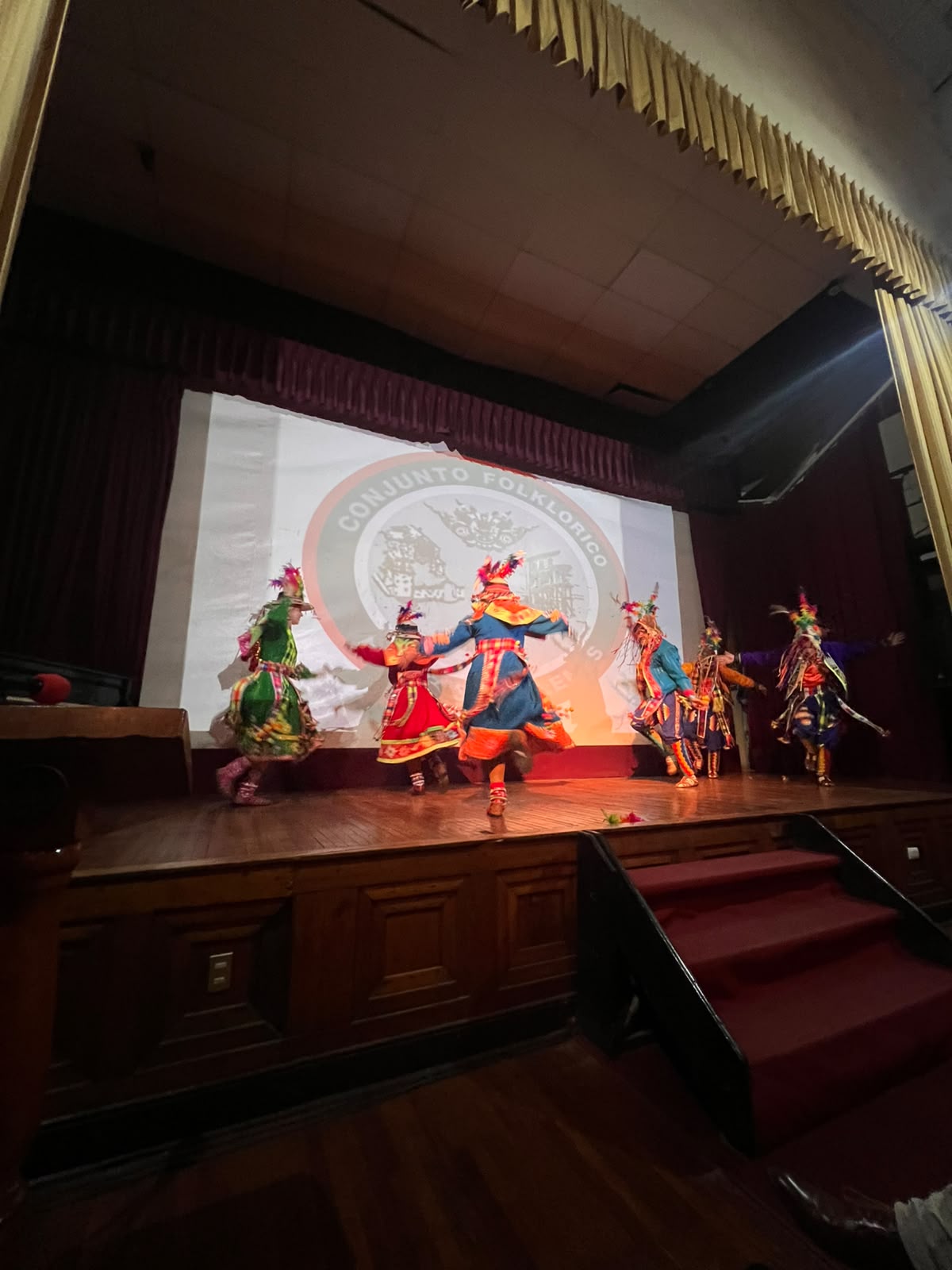 Danza y color en el escenario del Internado
